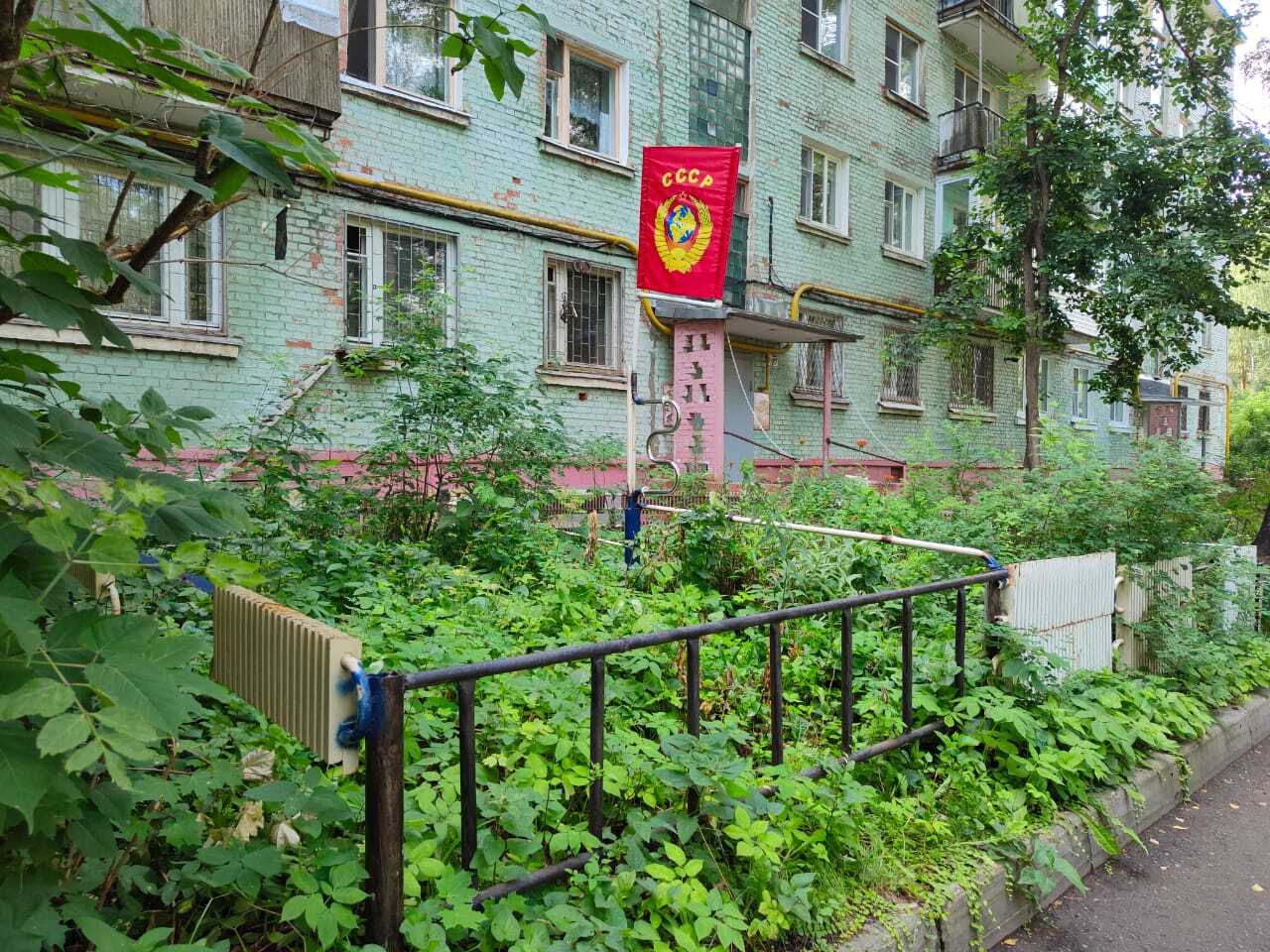 Композиция у подъезда.jpg